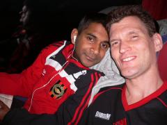 Micke och Björn trivdes i bussen.