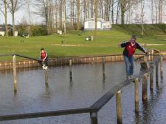 Balanskonstnärer på styv lina...