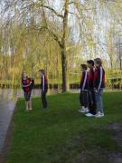 ...ivrigt påhejade av en skara på land.