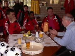 Möte med GKC Gasseltes club manager, som basade över vår träningsarena. BP-lagen fick en boll var.