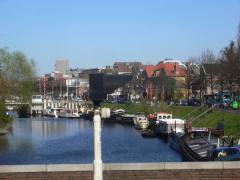 Många kanaler och husbåtar också.