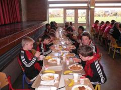 Middag i cupmatsalen - värsta San Quentin-stämningen. Olles mobil uppmätte 92 decibel!