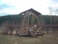 Martins Gunga, snickarades av Bola när Martin föddes 1977. Har gungats i av alla bygdens barn, både stora och små. Man borde ha satt in ett räkneverk i pendeln (minst 7-siffrigt)