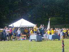 Lagkapten Sara får pokalen av Ove Kindvall,  som var prisutdelare