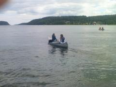 Tina och Frida provar också kanoten