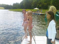 Tova, Amanda, Tina och Therese kollar in paddlarna