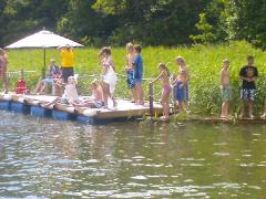 Mickis och Anna köar för att åka tuberiding