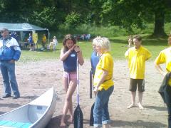 Emma och Linda ska paddla kanot