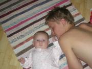Micha med sin lilla syster