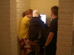 Karro, Moa M och Tony vid datorn på hotellet.