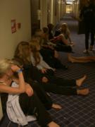 Sen samling i hallen uppe i vår korridor. Tjejerna är nog lite trötta...