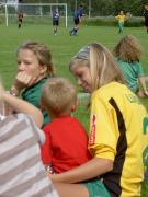 Jenny och Emma hjälper publiken att heja.