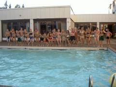 Alla klara för gemensamt hopp ur en annan vinkel.