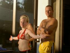 Sara och Thomas värmer sig i solen, som för övrigt alltid lyser i Karlstad