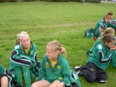 Laddade tjejer inför första matchen.