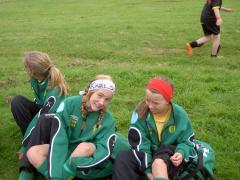 Sara och Anna klär på sig benskydd och skor.