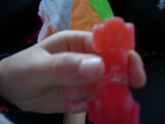 Sara och Fridas bilrace slutar som trasig bil.