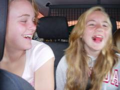 Fnissiga tjejer i bilen hem