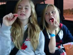 Bilrace på målinjen dvs munnen.