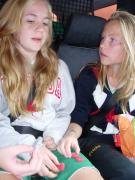 Vad säger du Sara?  Undrar Frida... Ska vi köra bilrace med godisferrari???