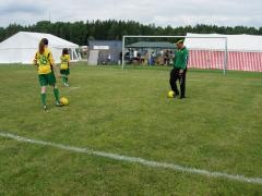 Moa M, Emelie och Thomas skjuter