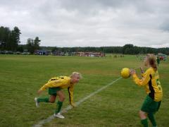 Jenny och Mickis nickar tillvarandra. Lite låg boll att ta med huvudet...