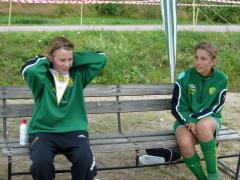 Pauline skulle hålla reda på BSK vimpeln som Tyresö skulle få... Hanna ser fundersam ut.