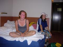 Tova funderar på vad det är för musik som spelas. Det är ju tävling. Moa M kolla på.