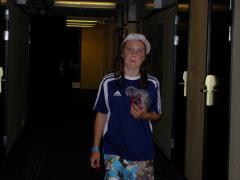 Moa M med godispåsen i högsta hugg.