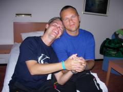 Tony och Thomas myser framför tvn.