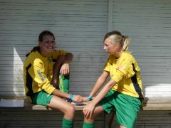 Moa och Mickis samtalar om hur de ska göra mål när de kommer in...