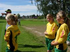 Ivriga och taggade tjejer på bänken som lyssnar på vad Thomas har att säga. Snart på väg in i matchen.