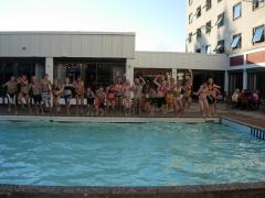 Hela laget hoppar samtidigt. Klara, färdiga, hoppa...