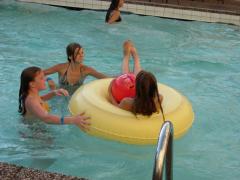 Anna i ringen. Matilda och Emma snurrar henne.