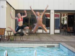 Mickis och Sara i hoppar tagen.