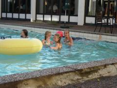 ... vi här ut i poolen...