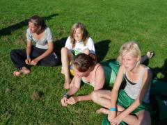 ... hejar på lagkamraterna som spelar.