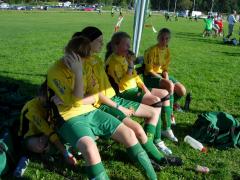 Karro och Emelie reserver denna match. Elin och Erica har just bytt för att få i sig vatten.