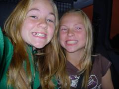 Glada tjejer i bilen på väg till Karlstad