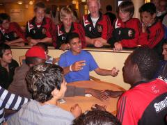 Apy gav en Tellus-spelade en väldigt RÖD HAND på båten hem. 