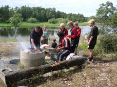 Efter badet blev det korvgrillning och stenkastar tävling. Apy slog Joel Ns gamla rekord - över träsket och lietet till!