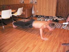 ...eller deo-spray krig och en och annan armhävning.