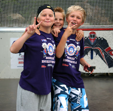 Bild: Glada killar från Varberg på Mörrums sommarhockeyskola 2009