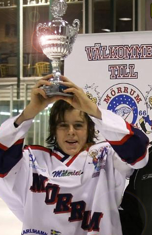 Bild: stolt vinnare lyfter pokalen