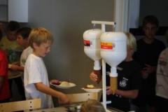 Kö vid pumpen