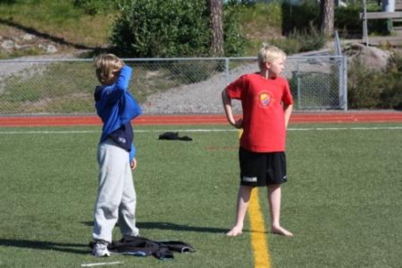 Vi kanske skall hjälpa vårt lag.jpg