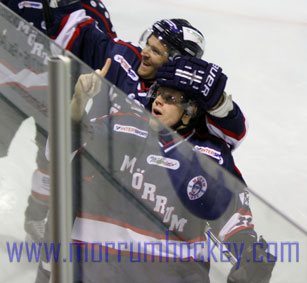 Bild: Mörrums spelare David Nilsson och Martin Nilsson efter David kvittering mot Karlskrona