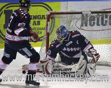 Bild: Räddning av Mörrums nye målvakt Magnus Eriksson