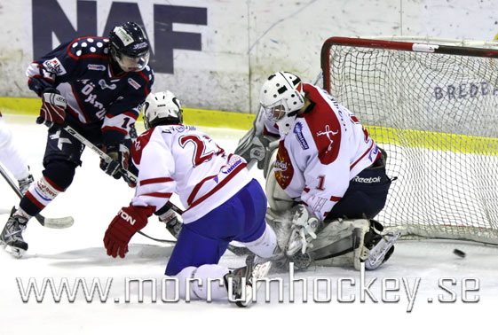 Bild: Simon Hansson gör mål för Mörrum Hockey J20 i matchen hemma mot Mölndal