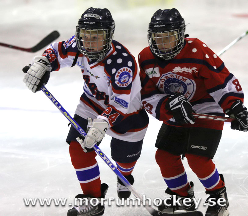 Bild: Mycket istid blir det, här är det dagens sista ispass för grupp 2, och det blev match mellan röda och vita laget